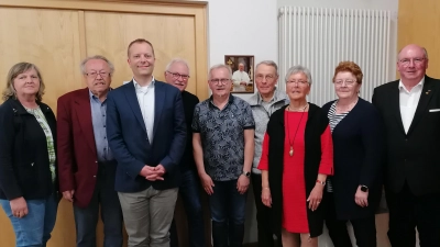 Die gewählte Vorstandschaft (von links) mit Beisitzer Doris Müller, Ehrenvorsitzenden Herbert Eckl, Präses Thomas Helm, Kassier Franz Donhauser, Schriftführer Michael Hochholdinger, Revisor Erich Donhauser, Beisitzer Angelika Veit, Revisor Marianne Peter und dem amtierenden Vorsitzenden Michael Koller (Bild: Anna Dobmeier)