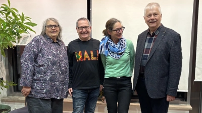 Der Nürnberger Stadtrat Michael Ziegler bleibt weiterhin Vorsitzender der Mali-Hilfe. Ihm zur Seite stehen Petra Schilling als Vorstandsmitglied und Reinhold Strobl als stellv. Vorsitzender. Mit am Bild Projektleiterin Gudrun Kahl (2.v.r.) (Bild: Reinhold Strobl)