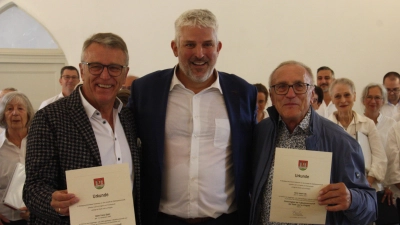 Franz Stahl (links) und Josef Trißl (rechts) wurden von Thomas Lang zu Ehrenmitgliedern der Laufer Fußballmannschaft ernannt. (Bild: Norbert Neid)