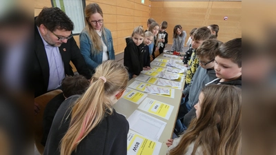 Schülerinnen und Schüler zählen die Stimmen mit Bürgermeister Thomas Kaufmann und Verwaltungsangestellter Katja Busch aus. (Archivbild: Gudrun Lehner)