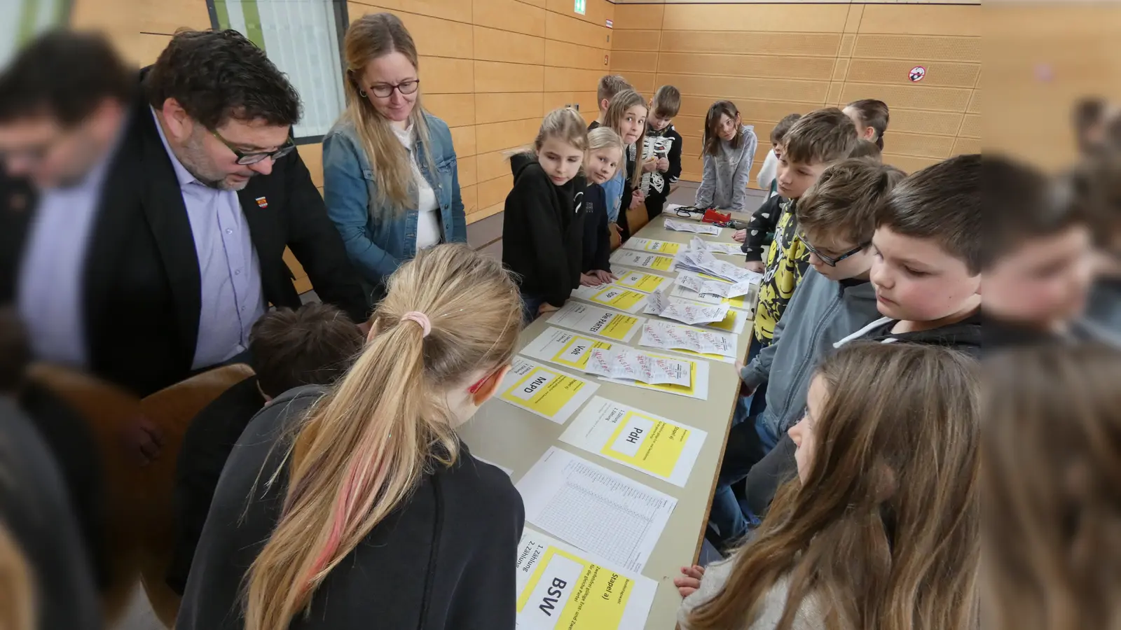 Schülerinnen und Schüler zählen die Stimmen mit Bürgermeister Thomas Kaufmann und Verwaltungsangestellter Katja Busch aus. (Archivbild: Gudrun Lehner)