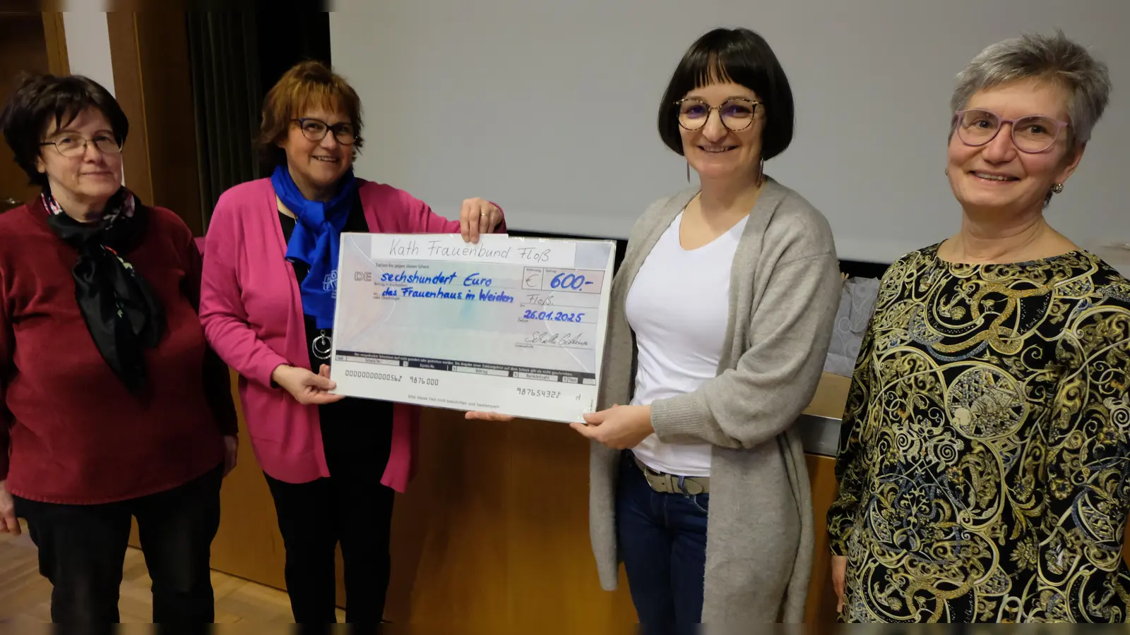 Das Geld ist angelegt, dankte die Leiterin des Frauenhauses in Weiden, Enikö Nagy dem Katholische Frauenbund für die Spende von 600 Euro. Bild von links: Kassiererin Christine Wirth, Vorsitzende Christina Schaller, Enikö Nagy und 2. Vorsitzende Renate Bock. (Bild: Fred Lehner)