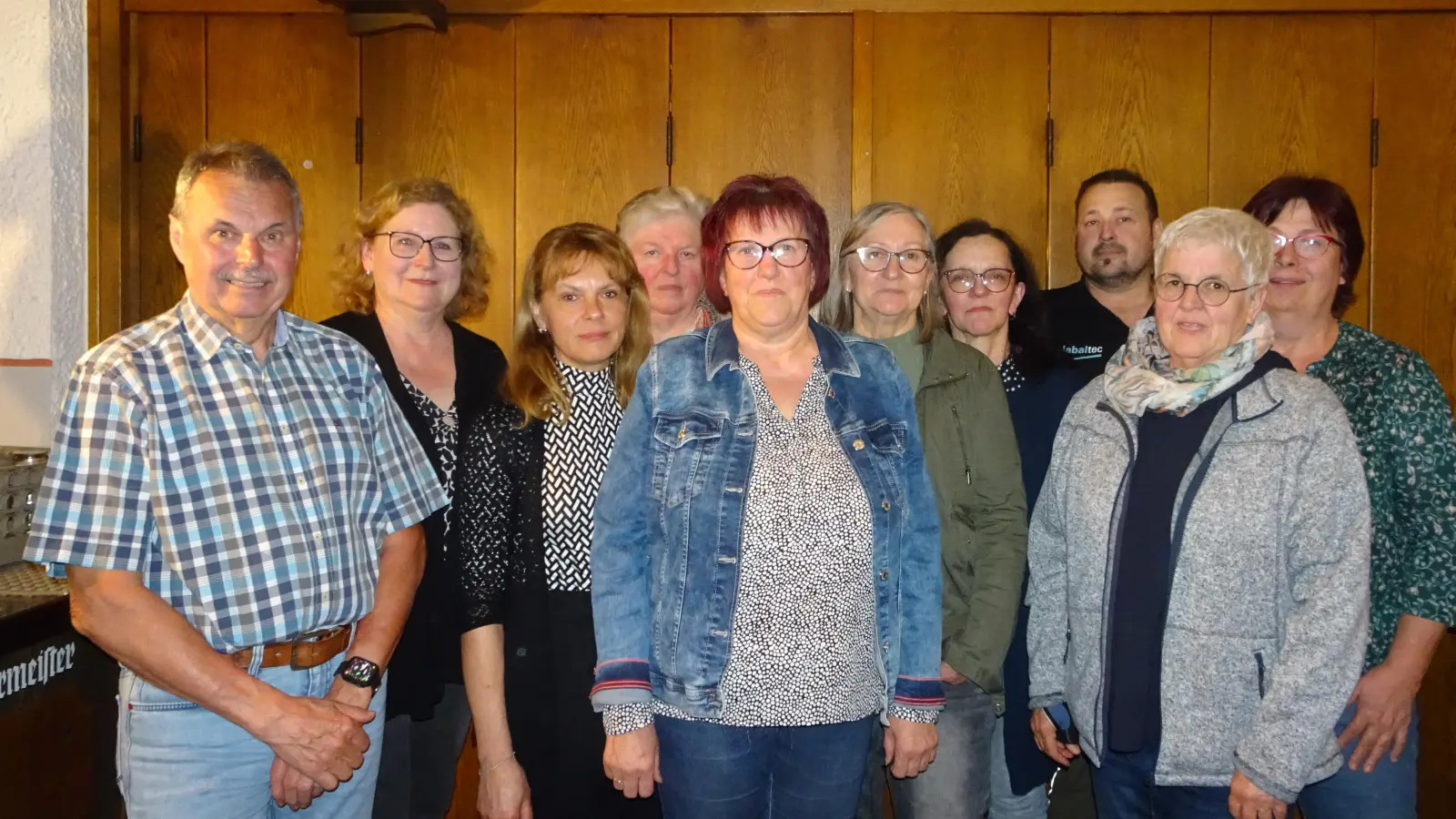 Alte und neue Vorstandschaft (von links) Martin Stigler (1. Vors.), Rita Salomon (2. Bgm.), Sabine Prey (2. Vors.), Agnes Schneeberger (Kasse), Claudia Böhm (Schriftf.), Marianne Rath, Anna Meier, Johannes Glaser, Sieglinde Glaser und Erika Rückl (Beisitzer). (Bild: Renate Stigler)