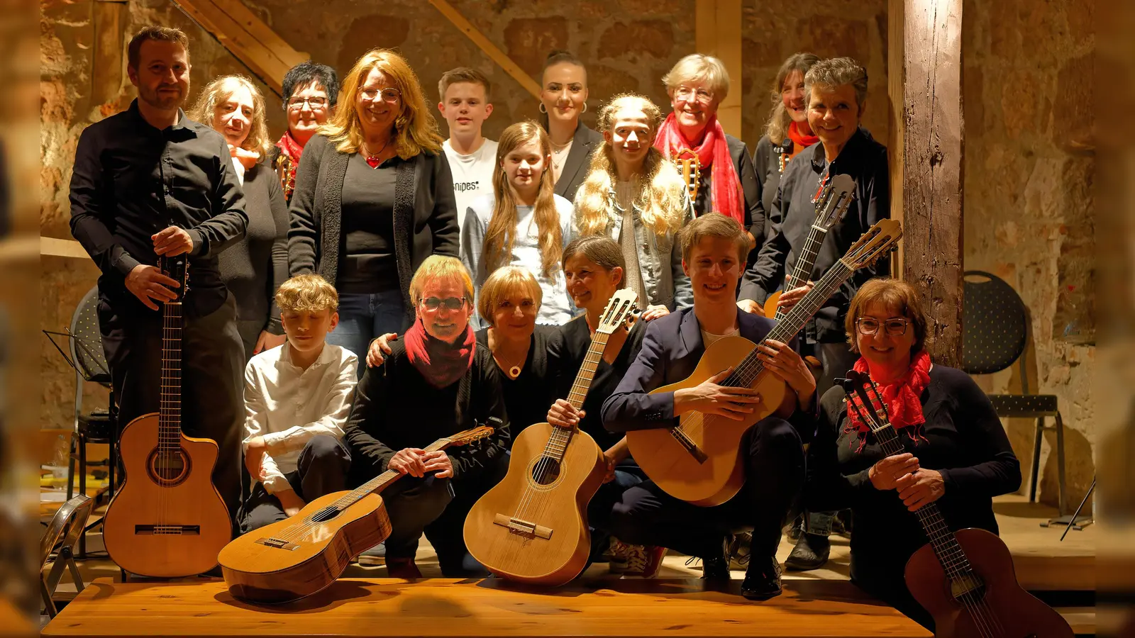 Sowohl das zehnköpfige Frauenensemble als auch die jugendlichen Solisten verzückten beim Gitarrenkonzert der Musikschule die Besucher in der voll besetzten „Vest&#39;n” in Pressath. (Bild: dö)