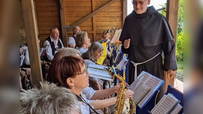 Souverän dirigiert auch heuer wieder Guardian Pater Stanislaus das Geschehen auf dem Felixberg. Sogar zu einem Plausch mit der Stadtkapelle nimmt sich der Klosterobere Zeit. Kulinarisches und Musik bietet die Musikschule im Klosterhof auf. (Archivbild: Karl Wildenauer)