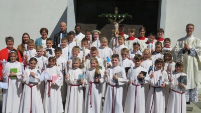 26 Mädchen und bUben traten am Weißen Sonntag in Sltenstadt an den Tisch des Herrn. (Bild: Johann Adam)