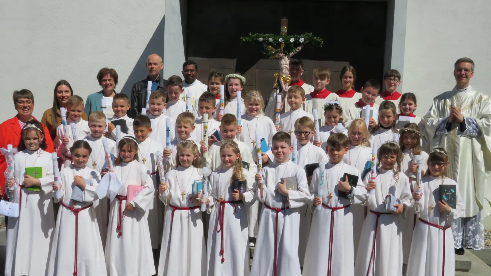26 Mädchen und bUben traten am Weißen Sonntag in Sltenstadt an den Tisch des Herrn. (Bild: Johann Adam)