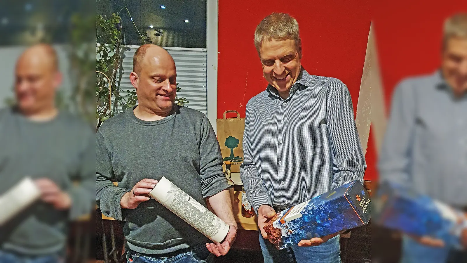 Thomas Pentner (links) erzählte beim Fotoklub spannende Geschichten rund um den schottischen Whisky. Der Technische Leiter Manfred Bock hatte die Kontakte geknüpft. (Bild: Bernhard Neumann)