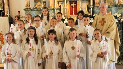 Erstkommunionkinder mit Pfarrer Norbert Große (rechts). (Bild: Johann Bauer )