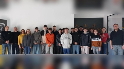 Die Schülerinnen und Schüler der achten und neunten Tschechisch-Talentklassen der Realschule im Stiftland zusammen mit Michael Braun von EURES (Bild: Dana Fialova)