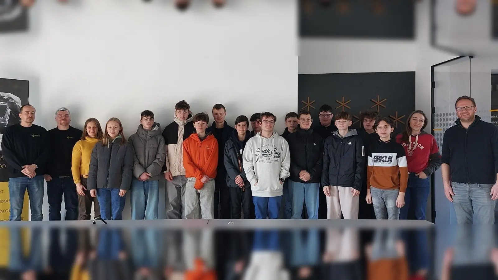 Die Schülerinnen und Schüler der achten und neunten Tschechisch-Talentklassen der Realschule im Stiftland zusammen mit Michael Braun von EURES (Bild: Dana Fialova)