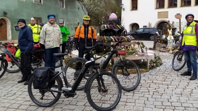 Radlergruppe, Osterbrunnen Kastl, Tourguide Franz Gerl, rechts.  (Bild: Sigrid Spies)