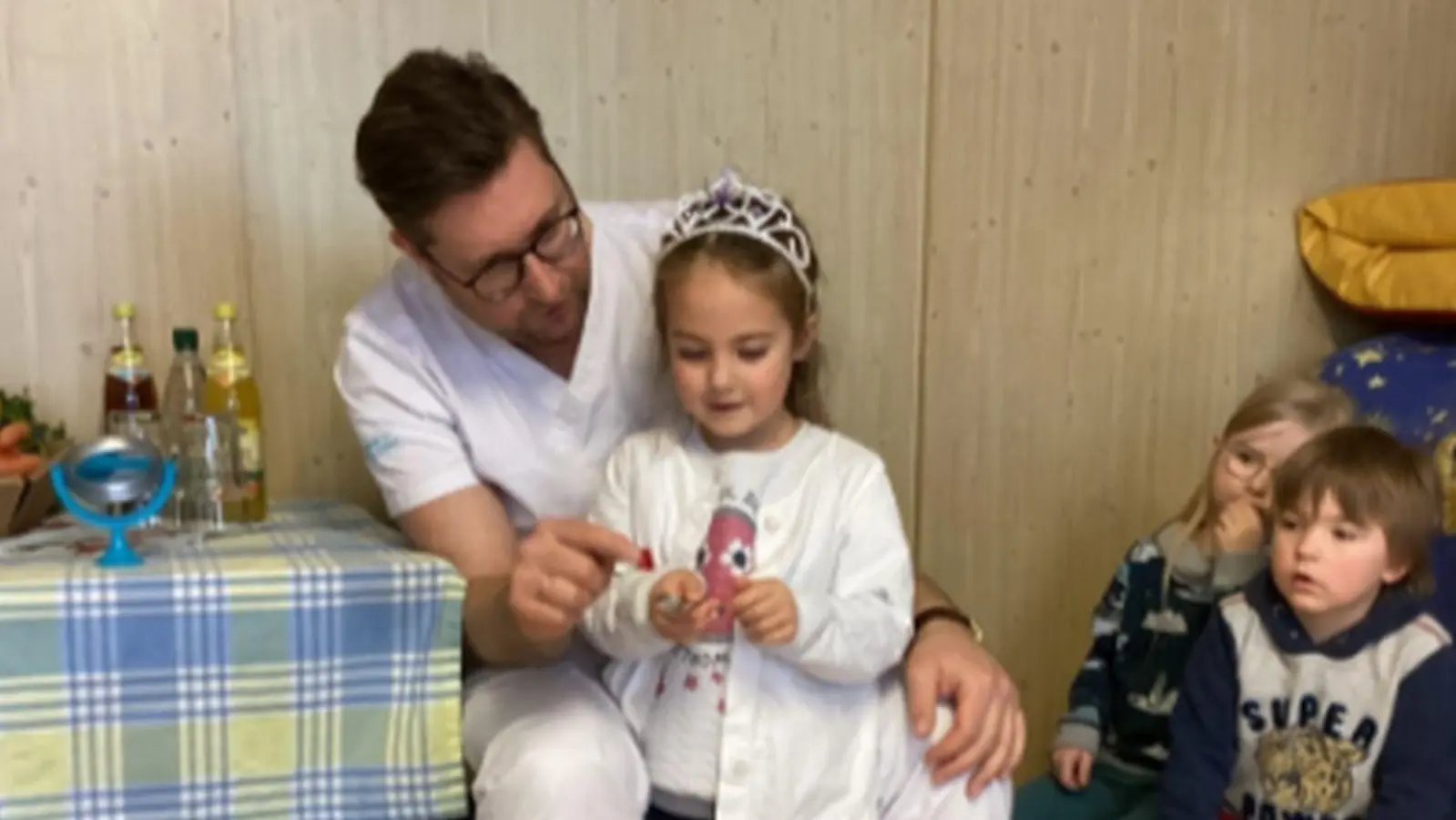 Zahnarzt besucht das Kinderhaus in Pullenreuth. (Bild: Franziska Lotz)