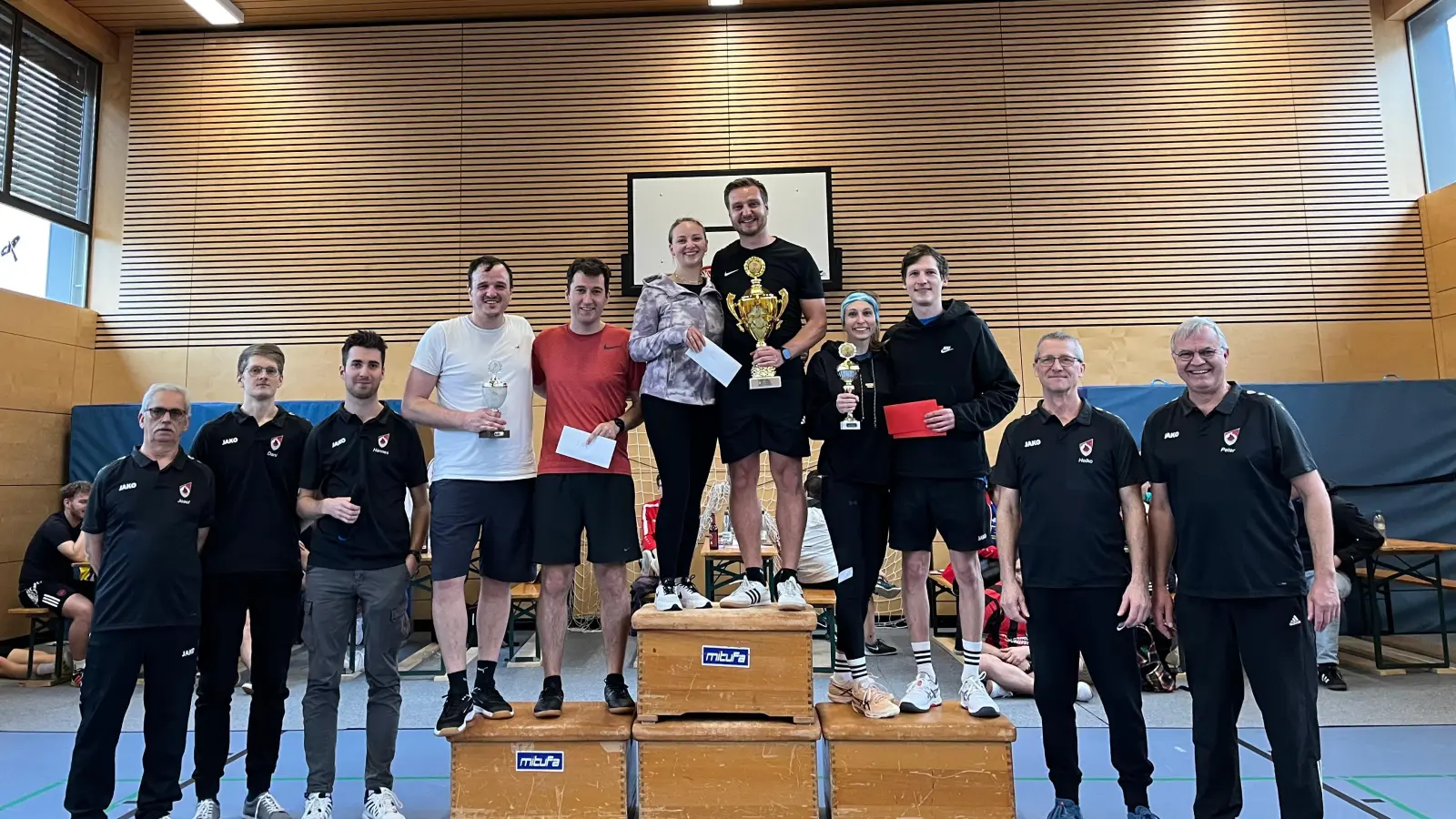 Spartenleiter Peter Sailer (rechts), Organisator Johannes Sailer (3. von links) und das Badmintonteam freuen sich mit den Siegerteams.  (Bild: Sutthida Suvannahong )
