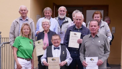 Obere Reihe von links: Dr. Rudolf Roßkopf, Alfons Hauber 20 Jahre, Michael Böhm 25 Jahre, Hildegard Venzl 60 Jahre, Minna Reichhardt 25 Jahre. Vordere Reihe von links: 1.Vorsitzende Maria Honig, Elsa Feldmann und Alexander Wilhelm 40 Jahre, Michael Lautenschlager 20 Jahre, Hartmut Kusikowski 25 Jahre. (Bild: Christl Gaigl )