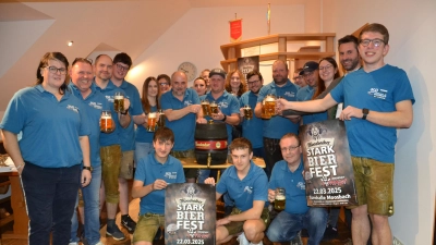 Die Feuerwehrleute haben den „Spitzbub“ getestet und befanden ihn für gut. Sie konnten ihn für das 41. Starkbierfest am 22. März um 20 Uhr in der Turnhalle in Moosbach freigeben.  (Bild: Peter Garreiss)