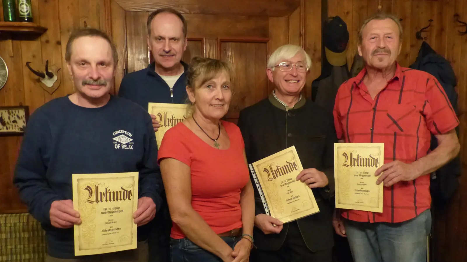  Vorsitzende Rita Lingl (ohne Urkunde) ehrte für 20 Jahre Alfons Maier, Reinhold Dobmeier, Karl Meier und Josef Schieder (von links)  (Bild: Sieglinde Schärtl)
