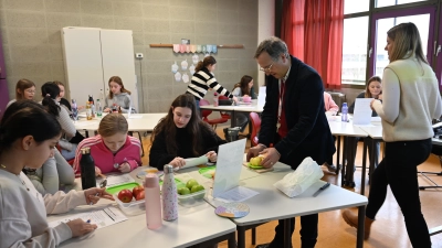 Klasse 7a mit OStD Pröm und Cornelia Werner vom Amt für Ernährung (Bild: Ramona Gilch)