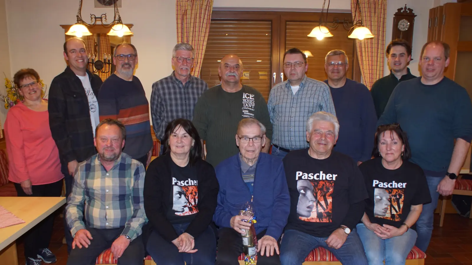 Die bei der Jahreshauptversammlung gewählten Verantwortlichen des Paschervereins mit Vorsitzender Birgit Höcherl (sitzend Zweite von links) und dem scheidenden Gremiumsmitglied Hans Margraf (sitzend Mitte) (Bild: Ludwig Höcherl)