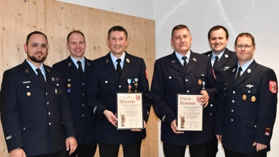 von links: Die Vorstände David Raab und Thomas Kiener, die Ehrenmitglieder Michael Schmid und Hans-Peter Schmid, die Kommandanten Sebastian Peltzer und Michael Altrichter (Bild: Julia Peltzer)