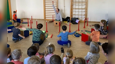 Musikpädagoge Markus Werner beim Abschlusskonzert im Kindergarten (Bild: Götz-Heindl Rebecca)