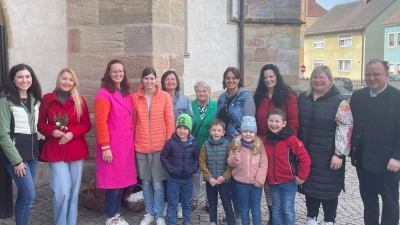 Mit und für den Kindergarten Süß wurden 500 gefärbte Ostereier verkauft. Mit Marianne Lindner (Mitte) freute sich auch Pfarrer Birner. (re.)  (Bild: Veronika Müllner )
