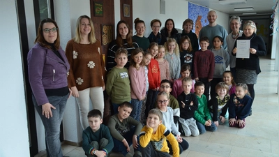 Die Kinder der Werner-Porsch-Schule erhielten zum Dank für ihre Spende eine Dankurkunde. (Bild: Arnold Koch/exb)