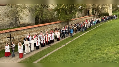Der Kreuzweg der Amberger Pfarreien am Palmsonntag führte auch an der Stadtmauer entlang.  (Bild: Tobias Preissl)