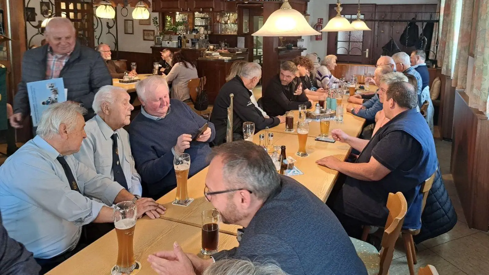 Das 60-jährigen Vereinsjubiläum wurde in geselliger Runde von den Mitgliedern gefeiert und zahlreiche Geschichten aus den Vereinsleben erzählt. (Bild: Stefan Haupt)