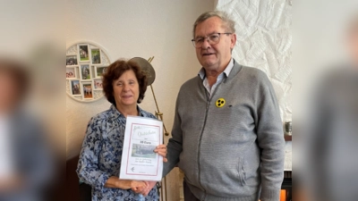 1. Vorstand Richard Sperber gratuliert Maria Haller zu ihrem 70. Geburtstag. (Bild: Gertrud Sperber)