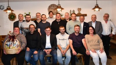 Landtagsvizepräsident Tobias Reiß (4. v. rechts) und Bürgermeister Günter Kopp (2. v. rechts) dankten Georg Redl (links) für seine Verdienste für den CSU-Ortsverband und gratulierten den neuen CSU-Ortsvorsitzenden Dietmar Scherer (sitzend 3. v. link) zu seiner Wahl. (Bild: Kurt Scharf)