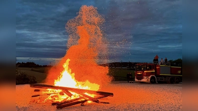 Dieses stimmungsvolle Foto des Sonnwendfeuers entstand beim Nachlegen von Holz. (Bild: Thomas Held)