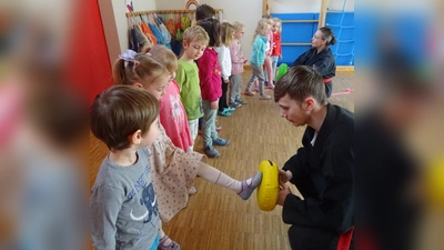 Die Kinder konnten probieren wie fest man treten muss um sich wehren zu können.  (Bild: Lena Rauscher )