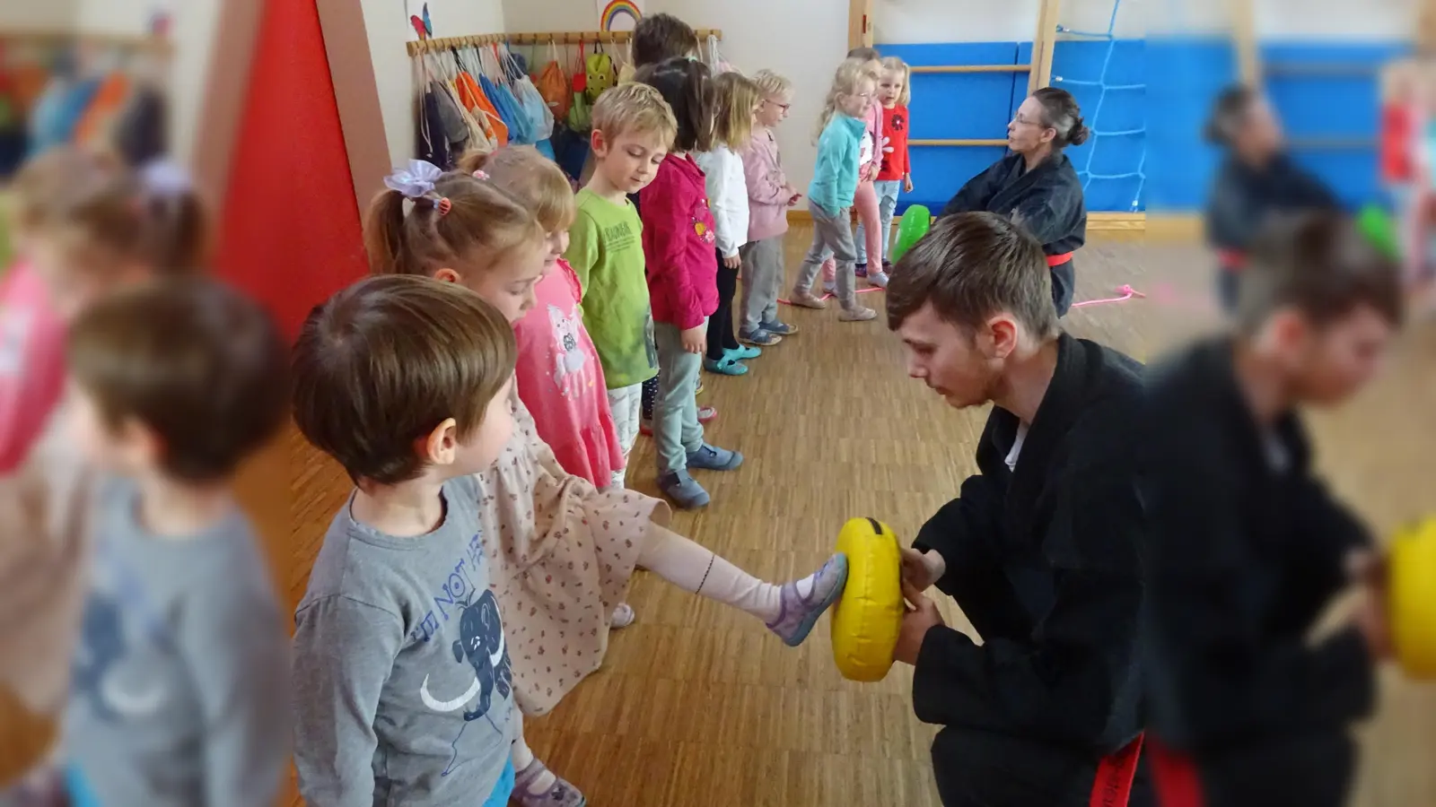 Die Kinder konnten probieren wie fest man treten muss um sich wehren zu können.  (Bild: Lena Rauscher )