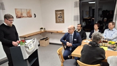 Pfarrgemeinderatssprecher Sebastian Wolf (von links) begrüßte die Anwesenden im Jugendheim. Kirchenpfleger Stefan Kausler, Pfarrer Pater Anish George und Diakon Rudolf Hoffmann hören aufmerksam zu. (Bild: Josef Söllner)