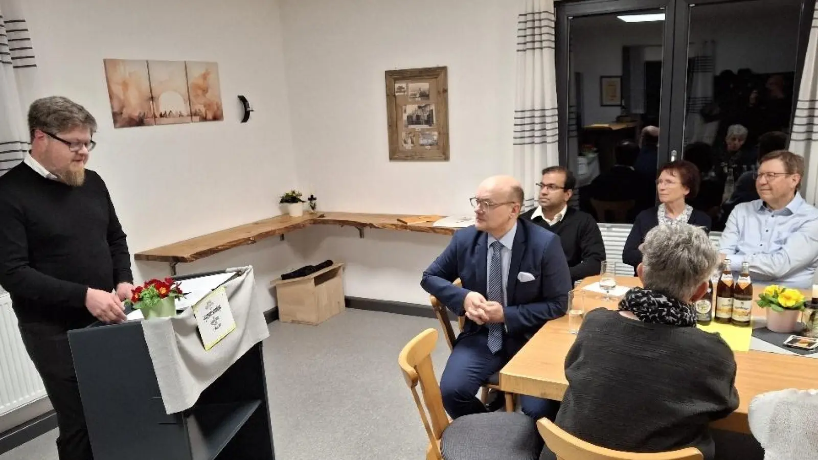 Pfarrgemeinderatssprecher Sebastian Wolf (von links) begrüßte die Anwesenden im Jugendheim. Kirchenpfleger Stefan Kausler, Pfarrer Pater Anish George und Diakon Rudolf Hoffmann hören aufmerksam zu. (Bild: Josef Söllner)