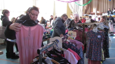 Gut sortiert was das Angebot beim Frühlingsbasar in Mantel.  (Bild: Eva Seifried)