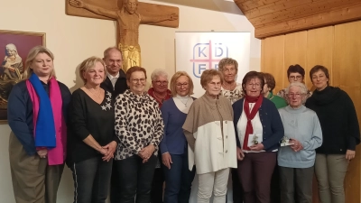Die stellvertretende Diözesanvorsitzende Kerstin Aufschneider (li.) ehrte verdiente Mitglieder für 25, 40 und 50 Jahre Vereinszugehörigkeit. Außerdem auf dem Bild: Stadtpfarrer Johann Hofmann (hinten, re.) und Zweigvereins-Vorsitzende Angela Schreiner und Ulrike Mutzbauer (rechts). (Bild: Lisamarie Schmidl)