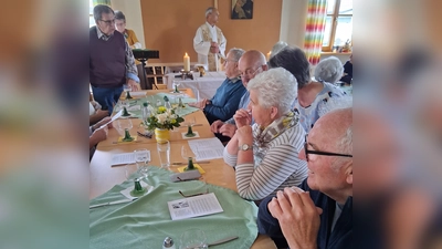 Ein Blick in den Saal zur Agape-Feier, eine liturgisch geprägte Mahlzeit. (Bild: Siegfried Bock)
