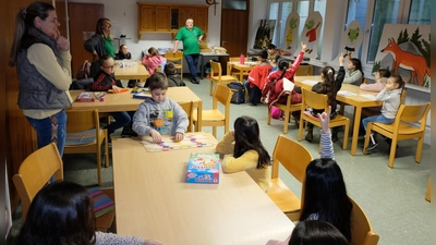 Einen Riesenspaß hatten 21 Kinder beim ersten Spielnachmittag der OWV-Jugend mit Jugendleiter Thomas Buchner. (Bild: Fred Lehner)