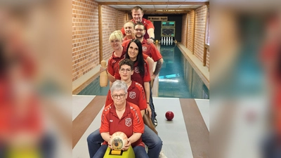 Von vorne: Silvia Hofmann, Nicole Rodehau, Mannschaftsführerin Claudia Schrembs, Christina Suttner, Florian Reger, Martin Hofmann und Alexander Schrembs. (Bild: Jürgen Rauch)