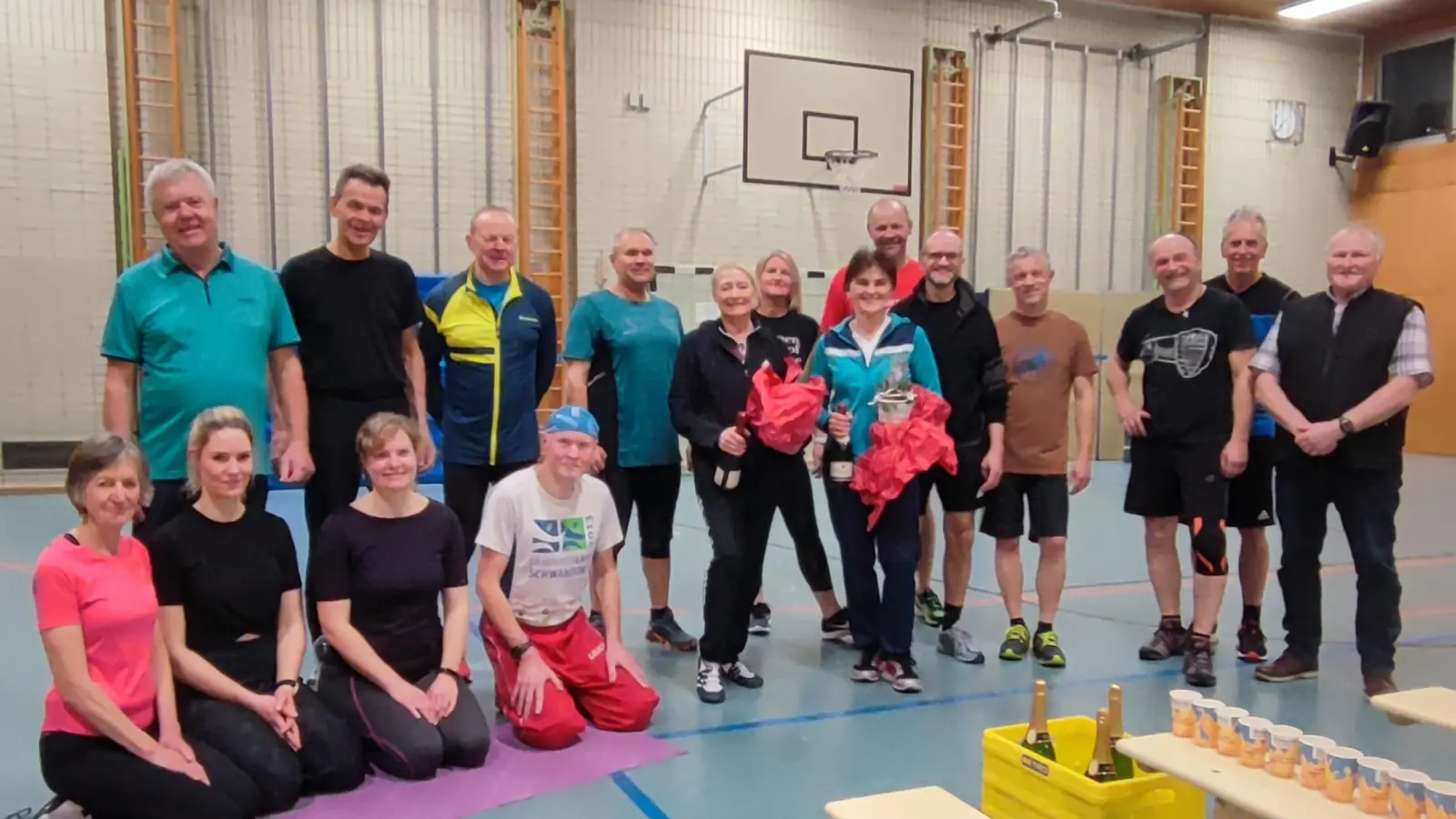 Teilnehmer der letzten Skigymnastik mit Gabi Wittleben, Manuela Pronath und 1. Vorstand Rudi Pösl. (Bild: Hans Hauser)