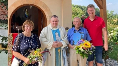 Festveranstaltung vor dem Pfarrheim und Auszeichnung des Mesners für langjähriges Ehrenamt (Bild: Reinhard Haise und Christian Maier)