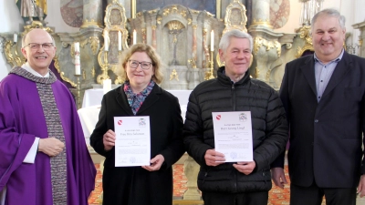 Dank und Anerkennung erfuhren die ehemaligen Kirchenräte Rita Salomon und Georg Lingl bei ihrer Verabschiedung von Pfarrer Herbert Rösl und Kirchenpfleger Jakob Kiener. (Bild: Josef Böhm)