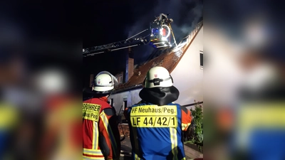 Überörtliche Löschhilfe in Velden. (Bild: Roland Löb)