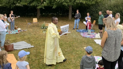 Pfarrvikar Dr. Linus feierte mit zahlreichen jungen Familien das Fest Mariä Himmelfahrt. (Bild: Roman Melzner)