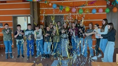 Ausgiebig gefeiert durch die Minis wurde der Erfolg mit einer Party im Pfarrheim. (Bild: Nicola Hummer)