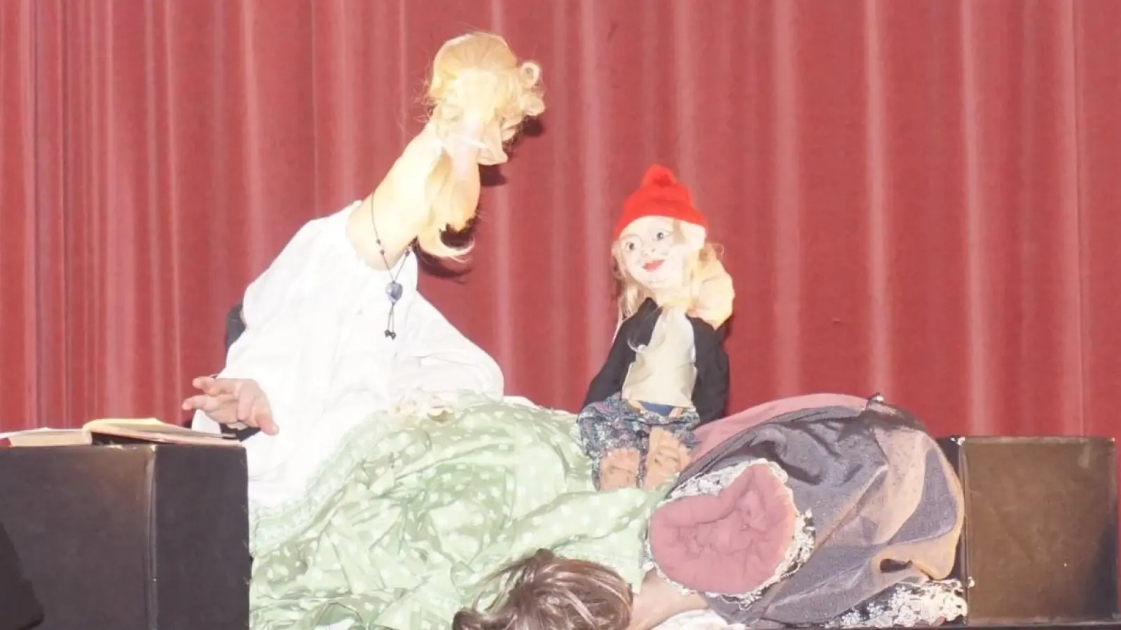 Theater geht auch mit Füßen: Rumpelstilzchen in der Version von Anne Klinge (Bild: Holger Hassel)