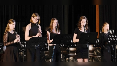 Beim Sommerkonzert des Nabburger Gymnasiums zeigte das Klarinettenensemble zwischen der „Rockparty“ von Bertrand Moren und Walzer Nr. 2 von Dmitri Schostakowitsch eine beeindruckende stilistische Bandbreite.  (Bild: Wolfgang Schrüfer)