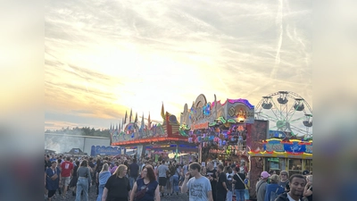 Feiern und Gutes tun: Der Festplatz in Grafenwöhr wird vom 1. bis 3. August 2025 zum Treffpunkt für den „Bavarian-American Way of Life” mit sozialem Mehrwert. Jeder Besuch im Weinzelt und die Nutzung des Shuttle-Services unterstützen die wichtigen Hilfsprojekte des DAGA e.V. (Bild: Deutsch-Amerikanischer Gemeinsamer Ausschuss e.V., Grafenwöhr)